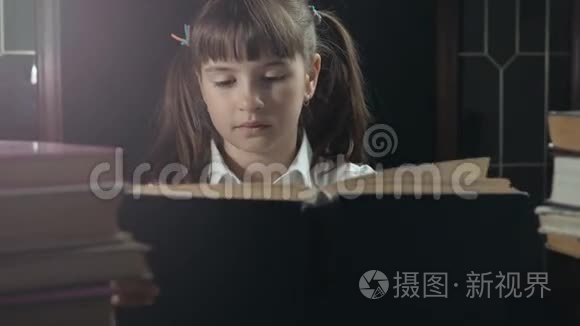 聪明的女生学习过程视频