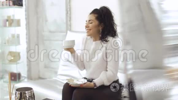 漂亮的黑发女人喝咖啡视频