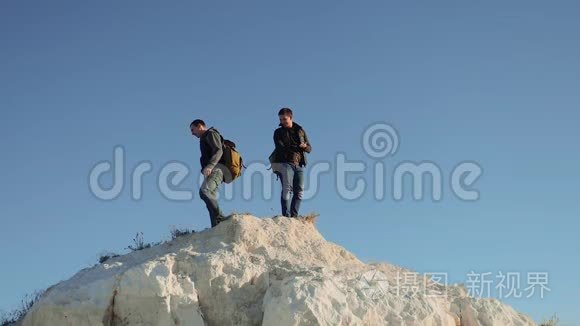 两个人游客徒步探险登山者爬山。 慢动作视频。 徒步旅行者在大自然中行走