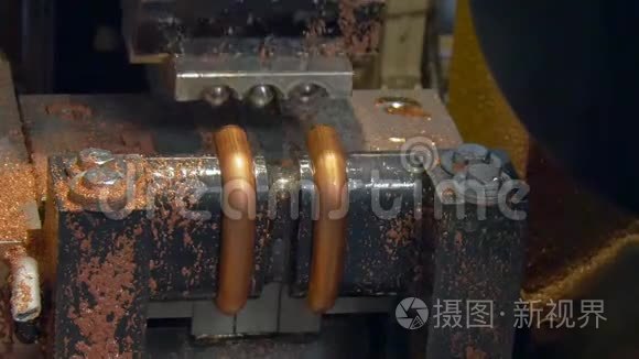 工业机器上金属铜管的弯曲和切割。