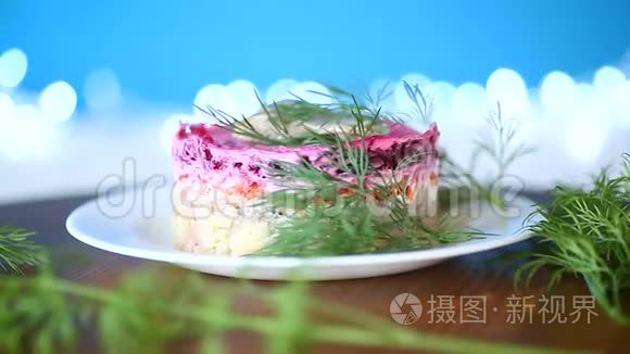 带甜菜和鲱鱼的煮蔬菜分层沙拉