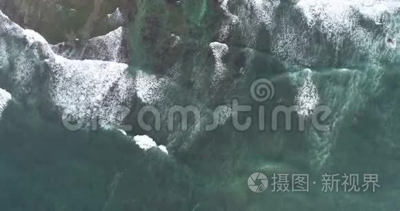 空中拍摄的海浪镜头视频