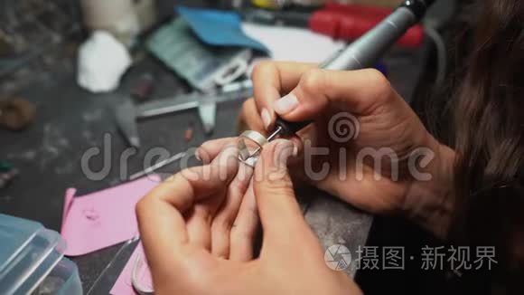 女主人在家庭车间加工金属板视频