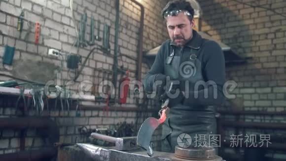 作坊里有锤子的工匠铁匠视频