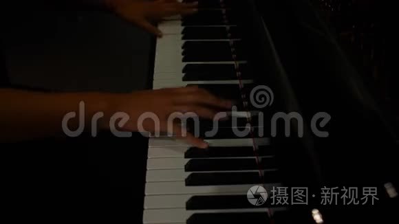 弹钢琴的女人视频