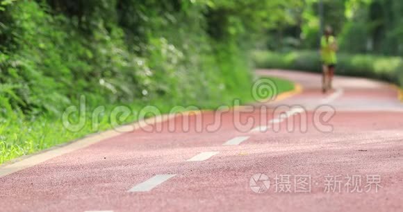 女子跑步者晨跑公园路锻炼慢跑视频