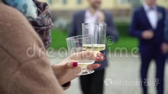 派对上拿着一杯起泡酒的女人视频