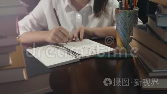 聪明的女生学习过程视频