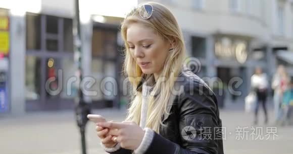 快乐的女人用智能手机视频
