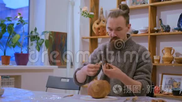 专业男陶器制作陶瓷壶视频