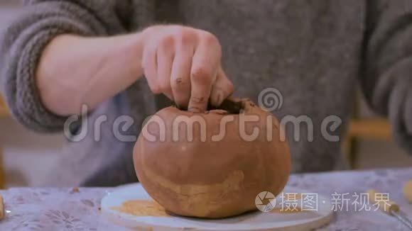 专业男陶器制作陶瓷壶视频