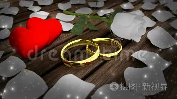 金色的戒指和白色的玫瑰花瓣视频
