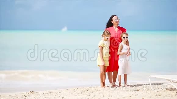 有两个孩子的母亲享受海滩度假视频
