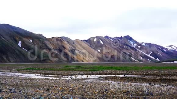 夏日的山水美景伴着溪水流淌视频