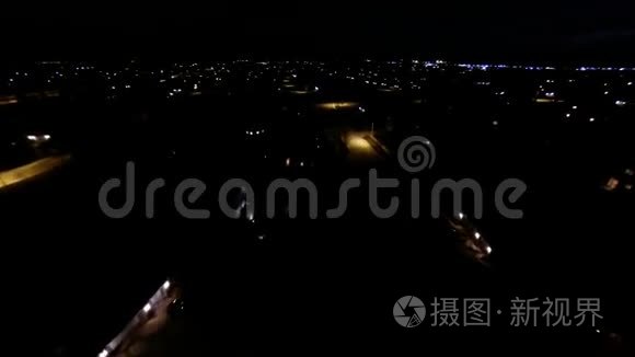 带路灯和屋顶的住宅区郊区的空中夜景