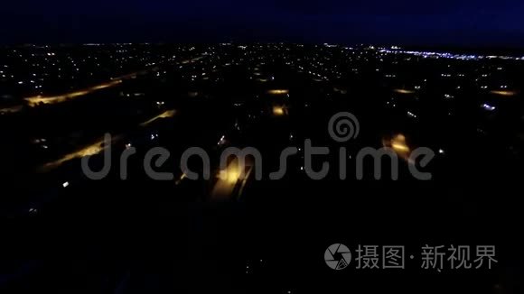 带路灯和屋顶的住宅区郊区的空中夜景