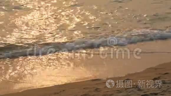 夕阳下的沙滩和海浪视频