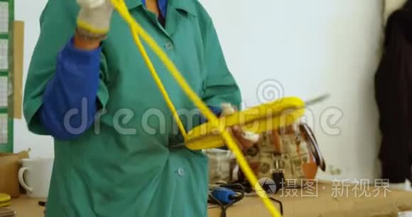 从事制绳业的工人视频