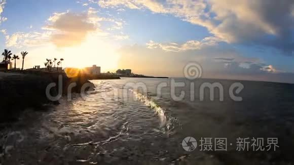 地中海的日落和海浪