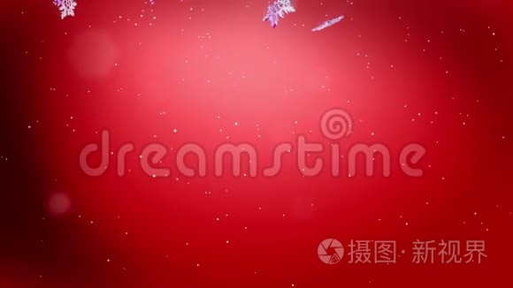 闪亮的三维雪花在空气中缓慢地漂浮，并在红色背景上发光。 作为圣诞动画使用，新年