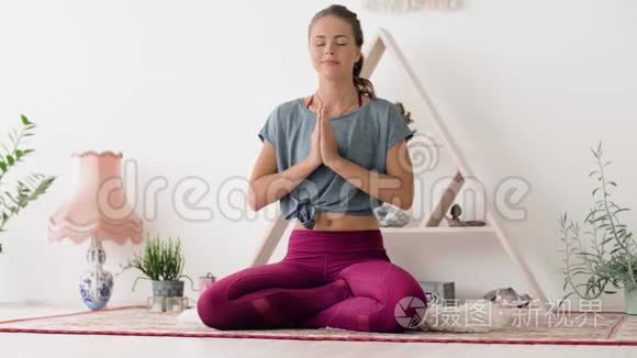女子在瑜伽馆做莲花姿势视频