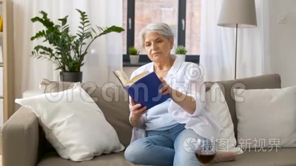 老年妇女在家看书