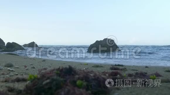 蓝色大西洋海浪在狂野的岩石海滩