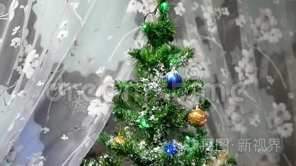 装饰圣诞树视频