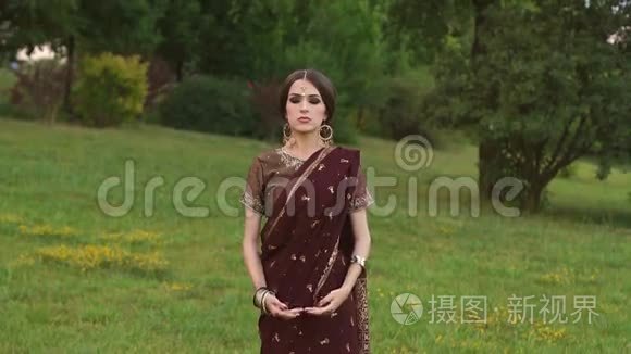 印度传统服饰的肖像女孩迈亨迪视频