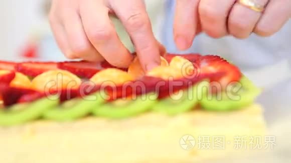 手点心厨师准备水果蛋糕视频