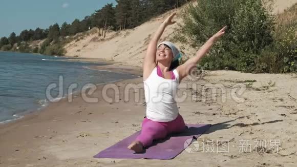 退休老妇人在海滩上做瑜伽视频