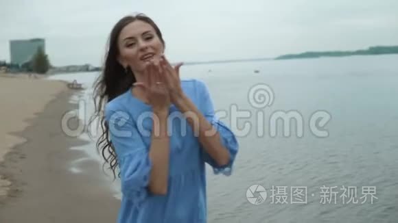 海滩上的年轻美女视频