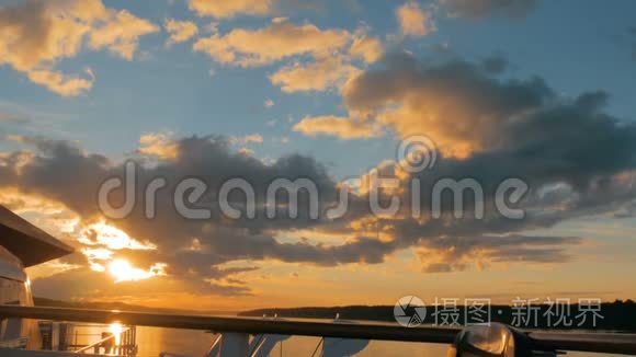 在游轮甲板欣赏日落的女人视频