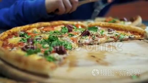 比萨饼店木制餐盘上的披萨视频