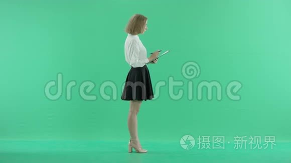 女人在剪贴板上写字视频