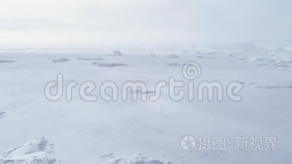极地海洋冰冻水面鸟瞰图