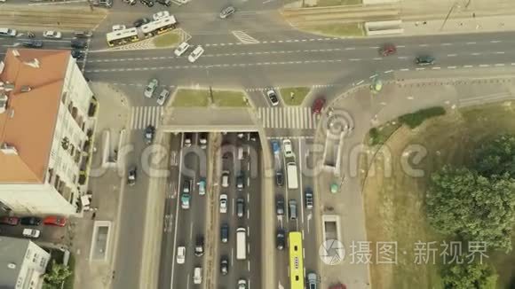 城市道路交通拥挤的空中镜头视频