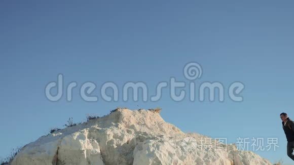 人类游客徒步探险登山者爬山。 慢动作视频。 徒步旅行者在山上行走自然