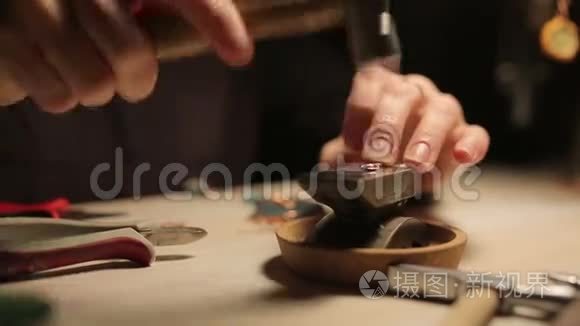 女性手工制作的珠宝视频