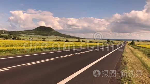 在捷克波希米亚高地的公路上视频