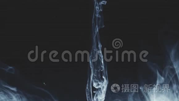 抽象油墨颜色在水中流动视频