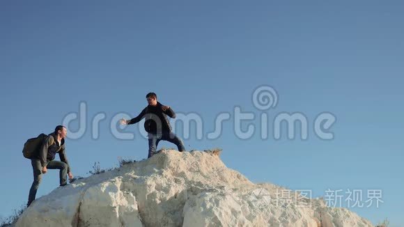 两个男子游客徒步旅行冒险生活方式登山者爬山。 慢动作视频。 徒步旅行继续