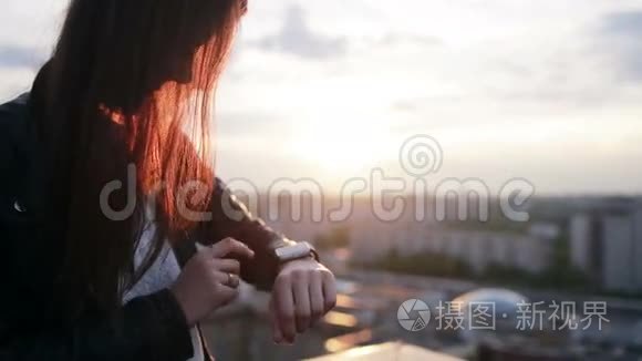 女人用她的智能手表触摸屏设备。