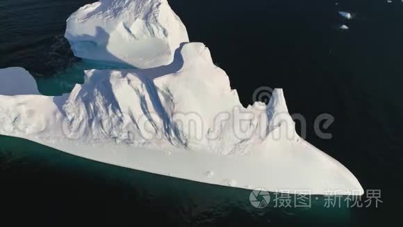 南极洲冰山漂浮的海洋鸟瞰图视频