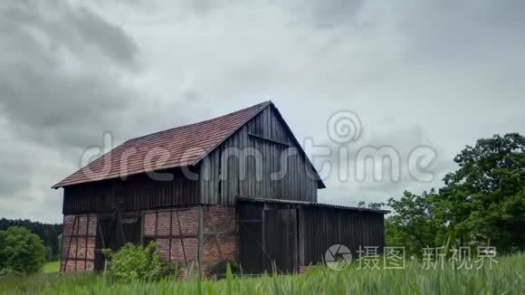 阴天下的自然景观全景