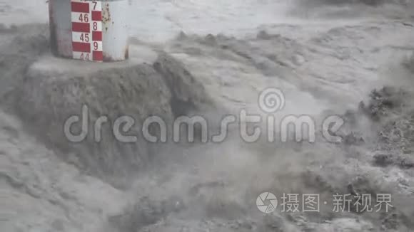 台风期间快速流动的河流视频