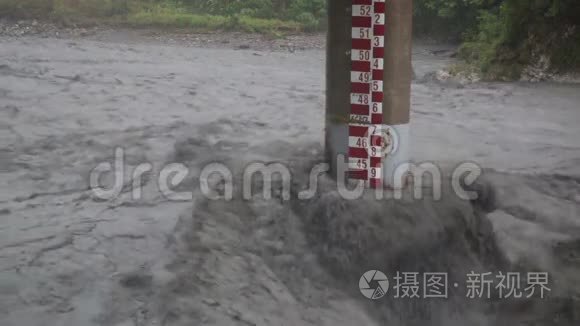 台风期间快速流动的河流视频