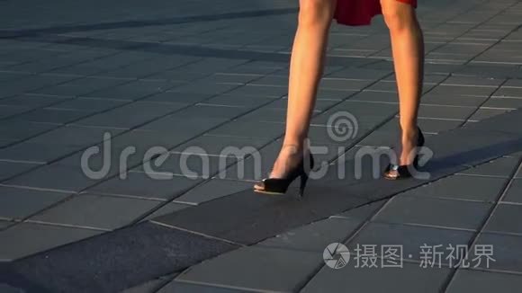 女商人走路视频