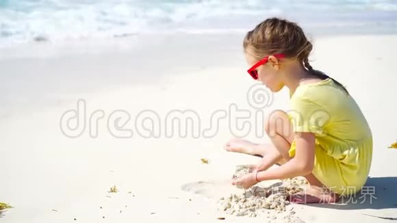 在热带海滩做沙堡的小可爱女孩视频