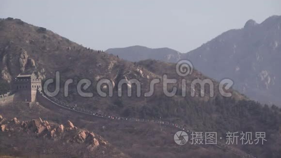 中国人民在远处下山的长城视频